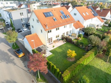 BEREITS VERKAUFT/VERMIETET Neuwertige Doppelhaushälfte in super Lage, top Energiewert – Familientraum mit Garten!